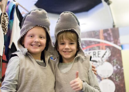 Umwelt-Ausstellung "Natürlich heute! Mitmachen für morgen" – Magnus und Bruno als Tigerhaie